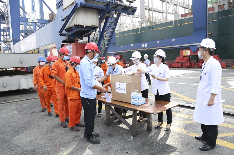 Nhân viên tại cảng là những đối tượng làm việc trong môi trường có nguy cơ lây nhiễm cao, cần được ưu tiên tiêm phòng. 